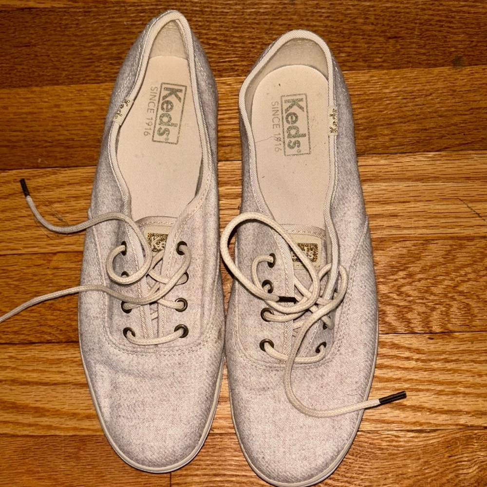Keds Lace Up Canvas Sneaker. Size 8. Never worn. Oatmeal color with gold back.